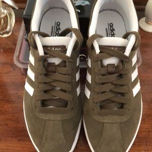 Women’s Adidas VL COURT 2.0 SNEAKER. Olive